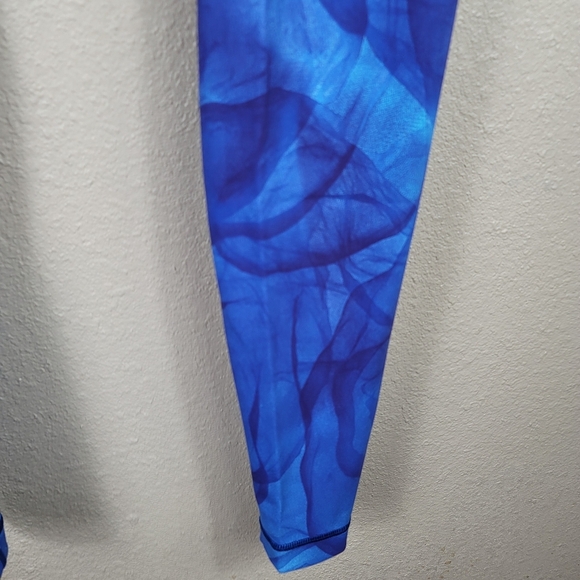 Lululemon Athletica T3 Camo Leggings
Size 4 - Picture 3 of 9